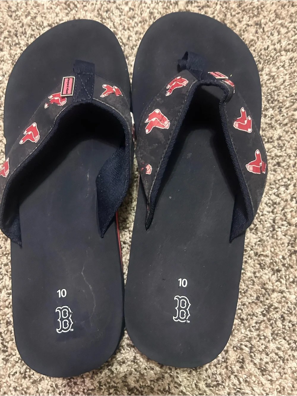 Vineyard Vines Men's Navy Flip-Flops with Red Logo Pattern
